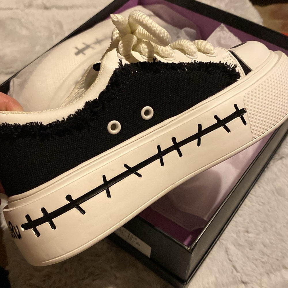 ***NWT*** GURURU GOTH PLATFORM CANVAS SNEAKERS - Picture 5 of 16
